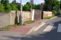 Zastavovací sloupy, zeď a retardéry pro chodce v Práglu-Řepě