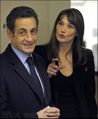 Z obrázku není zřejmé, zda paní Sarkozyová ukazuje svoji vzdálenost, nebo jestli chválí mužnost svého manžela.
