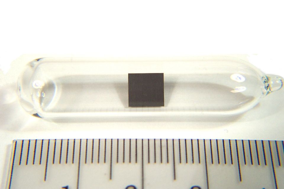 Soubor:Thorium sample 0.1g.jpg