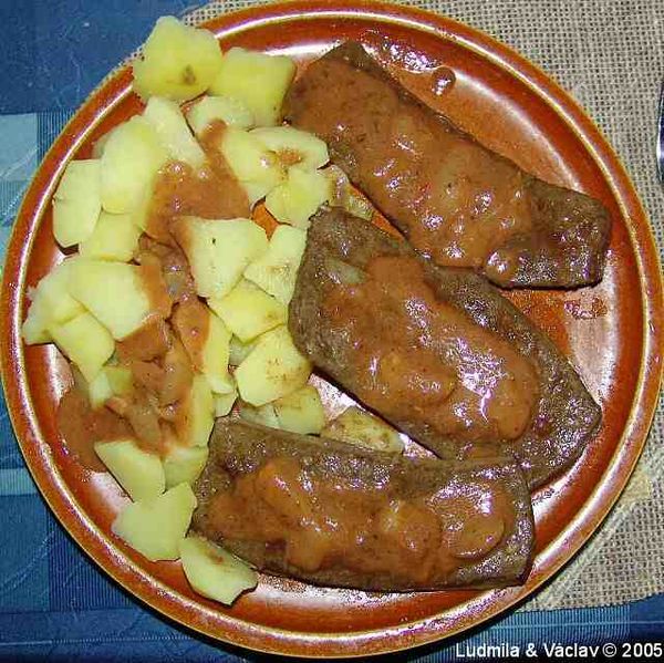 Soubor:Játrové plátky s kečupovou omáčkou a bramborem.jpg