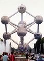 Atomium - monstrózní stavba, která měla (podle EU) zabezpečit 1/4 energetické spotřeby Belgie. Kdo chce vidět Atomium, musí jet metrem na konečnou Hajzl.