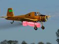 Libyjský práškovací bombardér, všimněte si módní růžové barvy