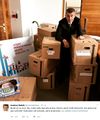 Andrej Babiš pózuje se svými propagačními grafy a krabicemi s kompro materiály.