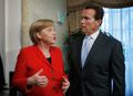 Povšimněte si, jak decentně Angela naznačuje guvernérovi Schwarzeneggerovi, kde jsou její erotogenní zóny.