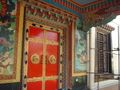Dveře vedoucí na toaletu v jednom z tibetských chrámů