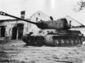 Tank IS-2 při opravě (po čelení Německým divizím držících pobočku) u kovošrotu během postupu do Berlína
