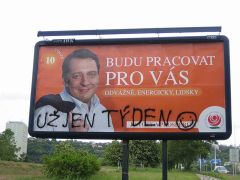 Neodolatelný úsměv Jiřího Paroubka shlíží z billboardů před parlamentními volbami.
