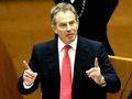Tony Blair ukazuje členům sněmovny lordů, jak velkou rybu chytil.