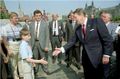 Náhodný turista s fotoaparátem během Reaganovy návštěvy Moskvy v roce 1988.