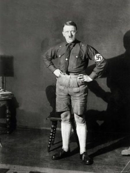 Soubor:Hitler v sortkach.jpg