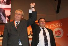 Miloš Zeman tančí předvolební mazurku s Jiřím Paroubkem.