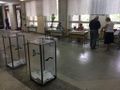 Na Ukrajině umí lidé vhazovat volební lístky do komínků
