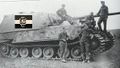 Tank Ferdinand obklopen členy Wehrmachtu