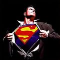 Superman předstírá, že je správcem a zároveň se veřejně přiznává k Satanismu.