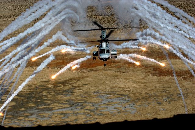 Datei:Helicopter and flares.jpg