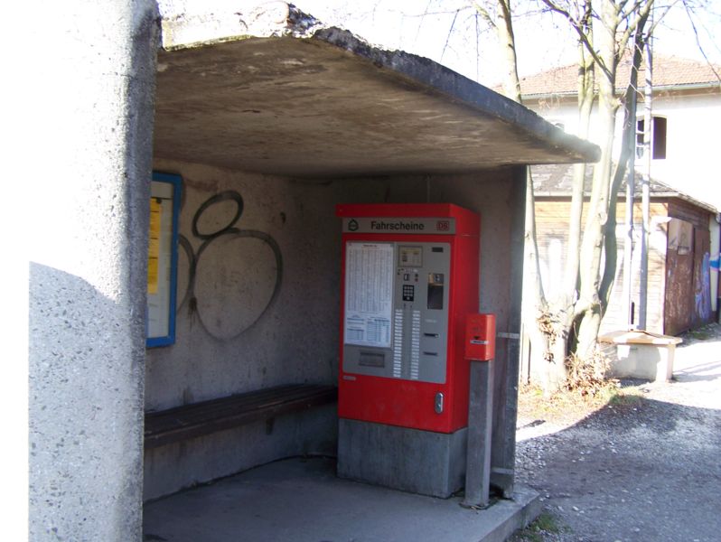 Datei:798px-Shelter Train station NSMA Schnaittach DE.jpg