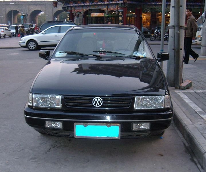 Datei:Volkswagen Santana 2000.jpg
