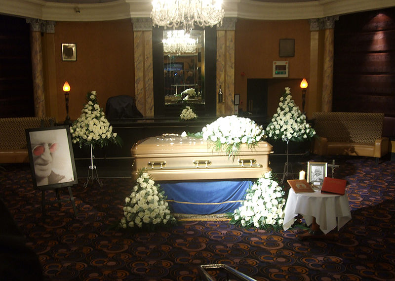 Datei:800px-Sir Jimmy Saville's Coffin on display in the Queen's Hotel, Leeds, 8th November 2011.jpg