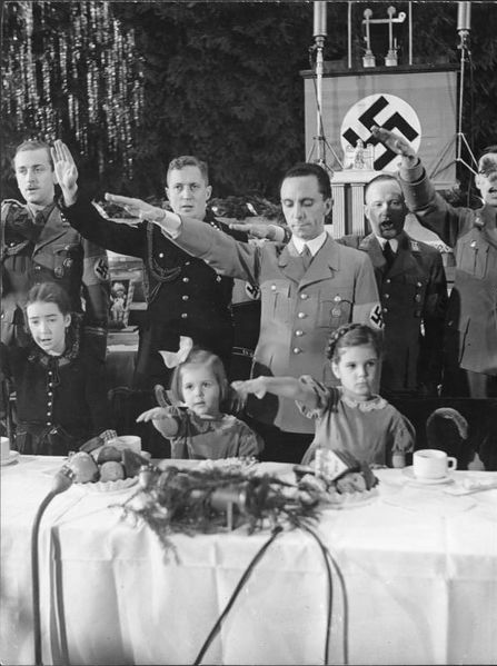 Datei:Bundesarchiv Bild 183-C17887, Berlin, Joseph Goebbels mit Kindern bei Weihnachtsfeier.jpg