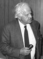C.F. von Weizsäcker, blondes Haarteil als Vokuhila im Stil der 1980er (1983)