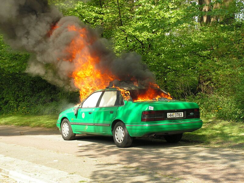 Datei:Brennendes Polizeiauto.jpg