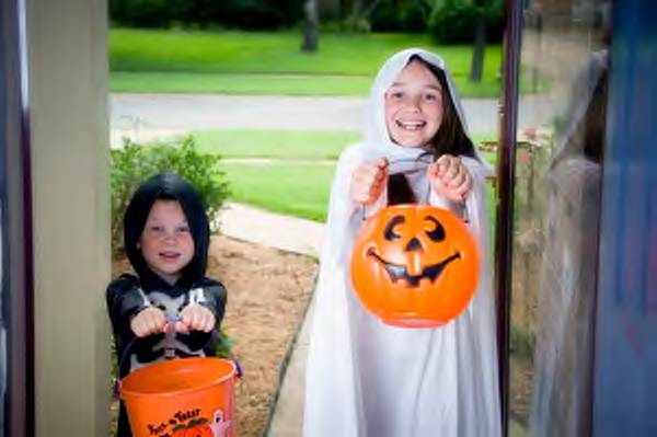 File:Two trick or treaters.jpg