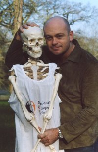 File:Ross kemp and the skeleton woman.jpg