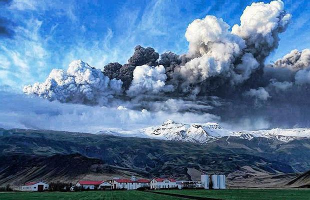 File:Eyjafjallajökull eruption.jpg