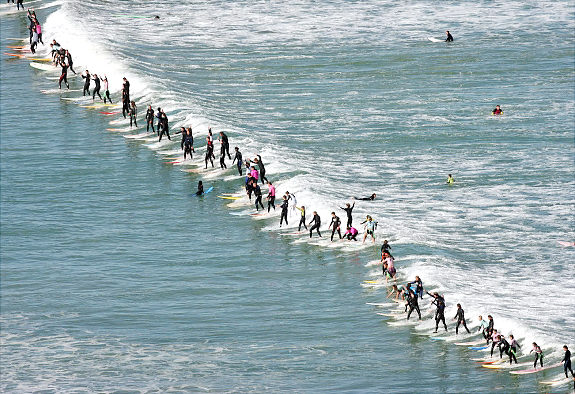 File:35 -The-Most-Surfers-on-One-Wave.jpg