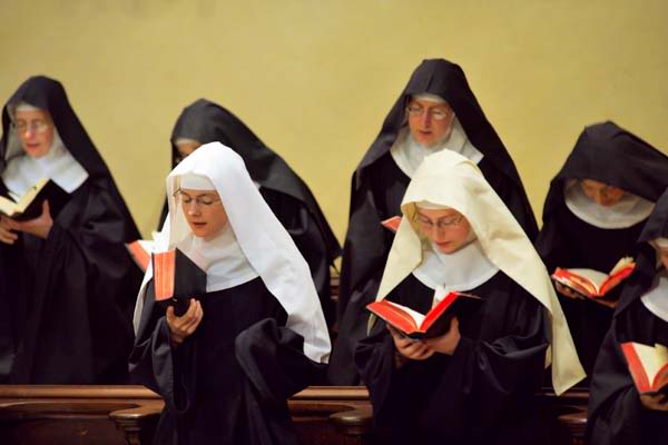 File:Nuns reading.jpg