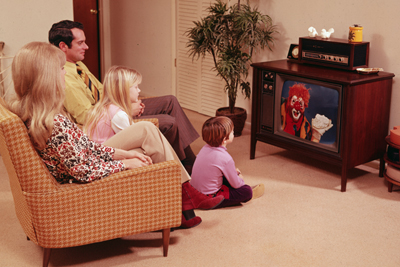 File:Rodina u televize.jpg