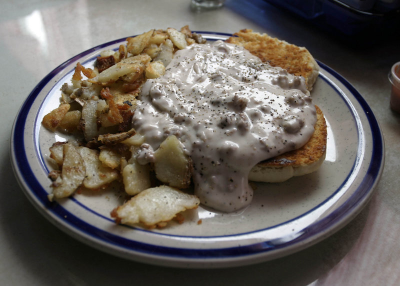 File:800px-Biscuits-and-gravy.jpg