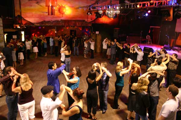 File:Salsa lessons at Cocomo.jpg
