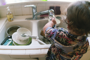 File:Child washing dirty dishes.png