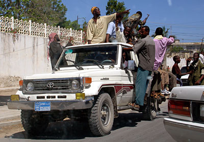 File:Unnews mogadishu gunmen.jpg