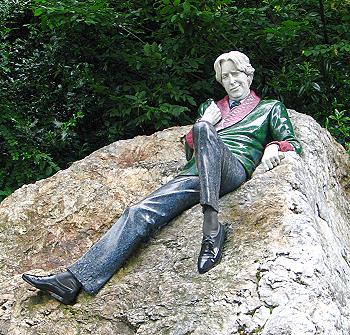 File:Wilde-statue.jpg