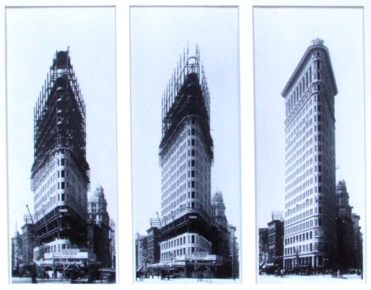 File:Daily News building construction.JPG