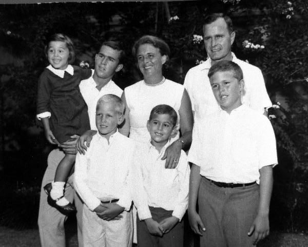 File:Entire Bush family Were the Aristocrats.jpg
