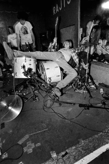 File:Kurt cobain destroys drums.jpg