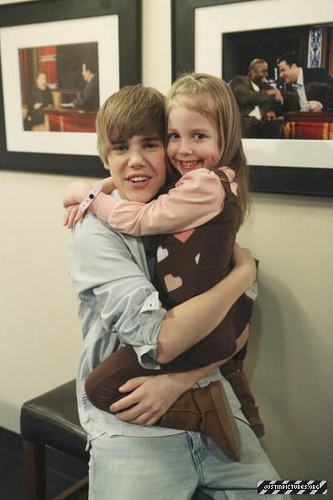 File:Justin Bieber and Girl.jpg