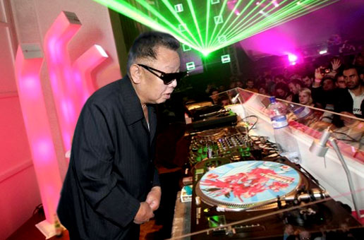 File:Kim jong il is not as good at dropping the bass.jpg