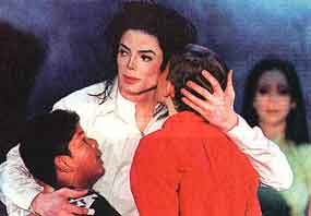 File:Michael-Jackson-With-Kids-1-.jpg