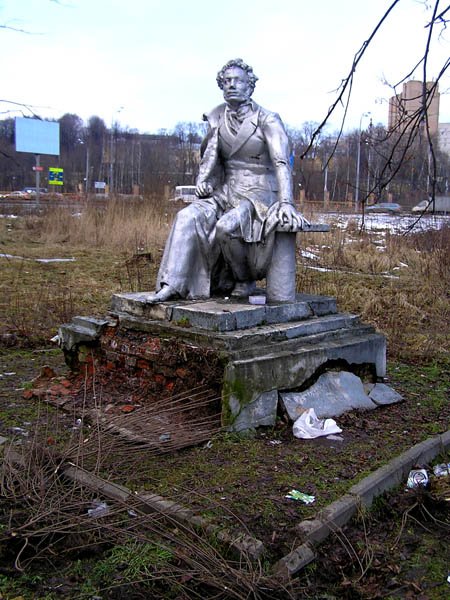 File:Abandoned McKinley Statue.jpg