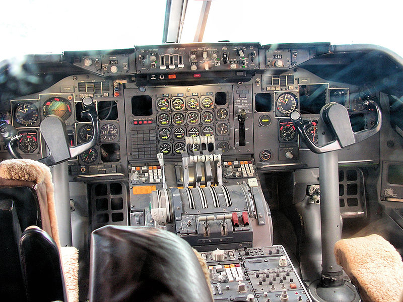 File:800px-B747-cockpit.jpg
