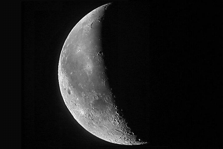 File:Crescent Moon Toenail.jpg