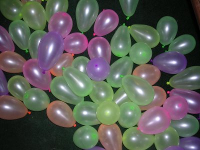 File:Tiny balloons.jpg
