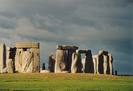 File:Stonehenge front half ic.jpg