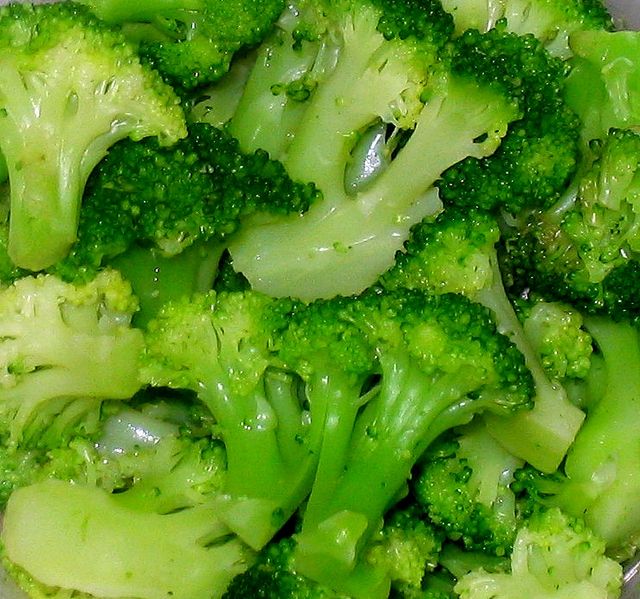 File:Broccoli in a dish 2.jpg