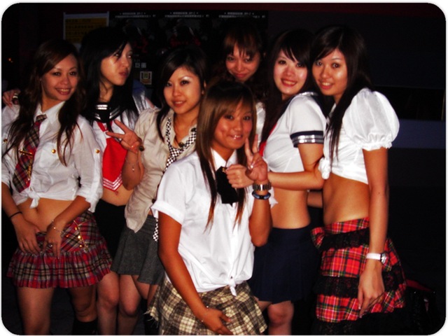 File:Japanese Schoolgirls.jpg