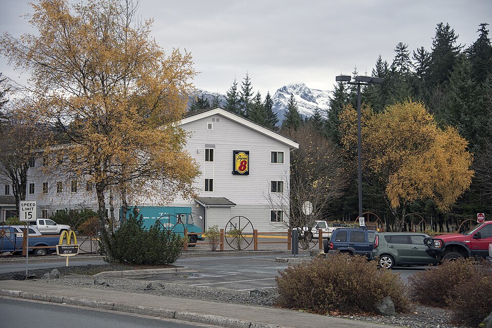 File:Super 8 Motel 716.jpg